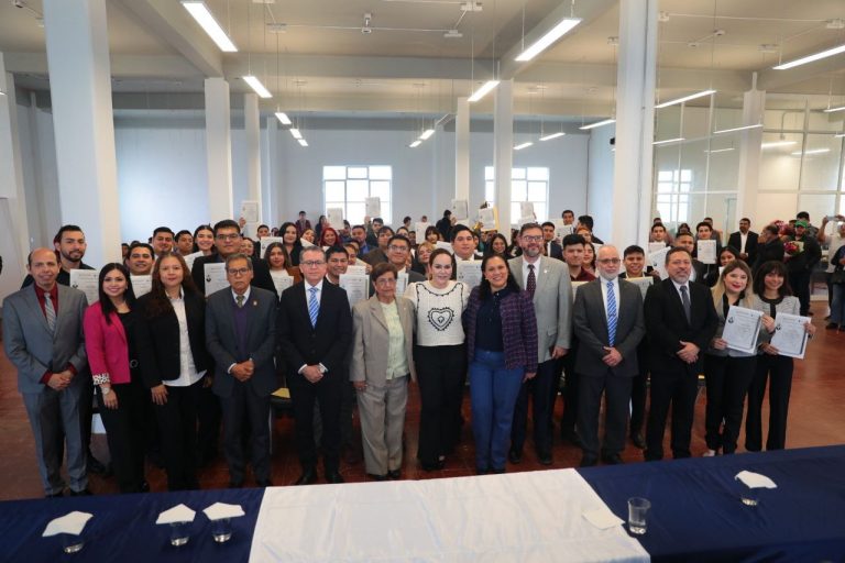 ENCABEZA CARMEN LILIA CANTUROSAS ENTREGA DE TÍTULOS UNIVERSITARIOS A ESTUDIANTES BENEFICIADOS CON BECA UNE