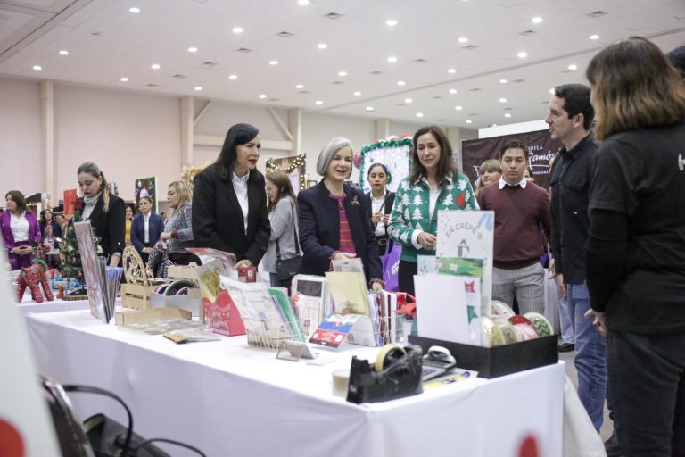 Inaugura María de Villarreal el bazar navideño “Un difciembre para recordar”