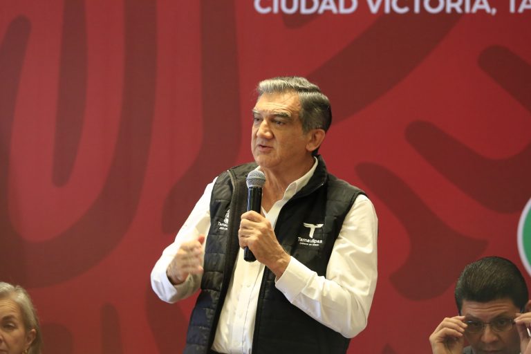 Entregan Américo y María tarjetas de pensión a personas con discapacidad